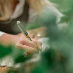 Kirjoittaminen on lempeä tuki stressin lievitykseen