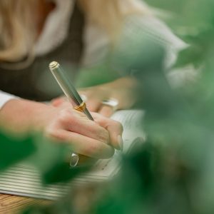 Kirjoittaminen on lempeä tuki stressin lievitykseen