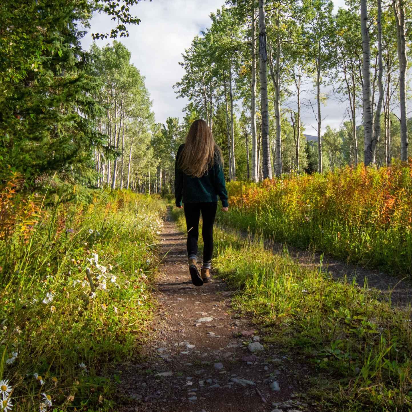 Tässä kuvassa esimerkki vireystilan säätelystä liikkeen avulla metsäpolulla pellon reunassa kävellen.